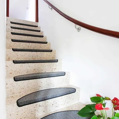 Britschock Mit Eingezaeuntem Garten Und Sauna *